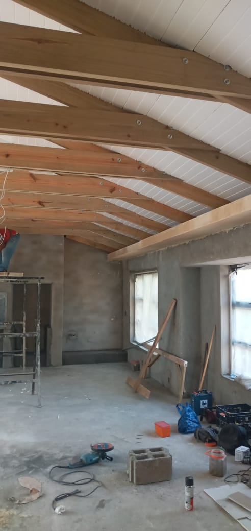 Timber roof structure
